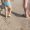 beneficios y contraindicaciones de caminar descalzo por la orilla de la playa